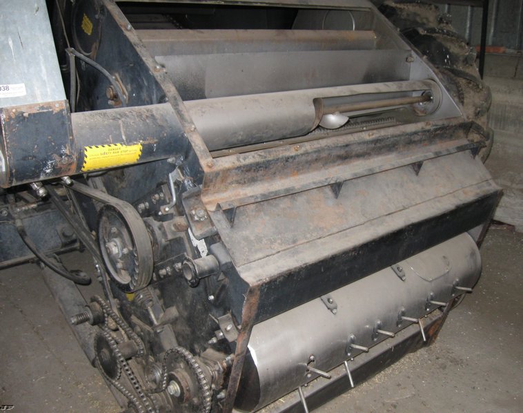 image for item 8038 1973 Gleaner L combine