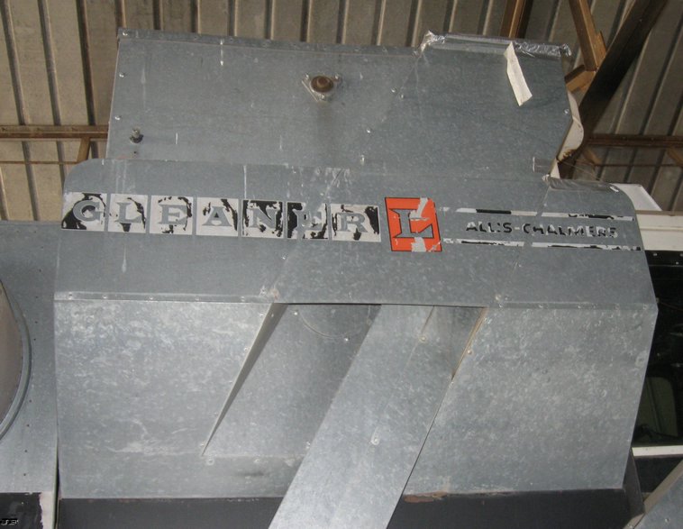 image for item 8038 1973 Gleaner L combine