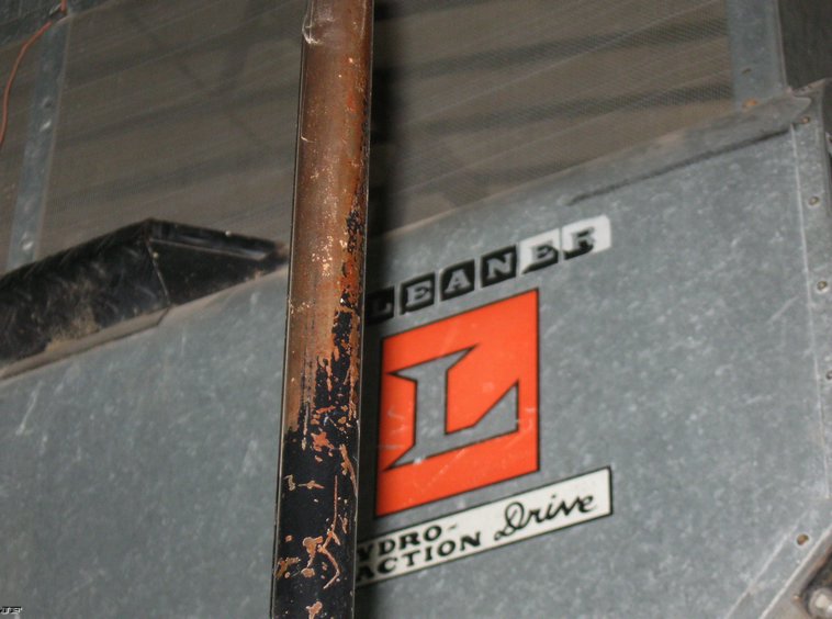 image for item 8038 1973 Gleaner L combine