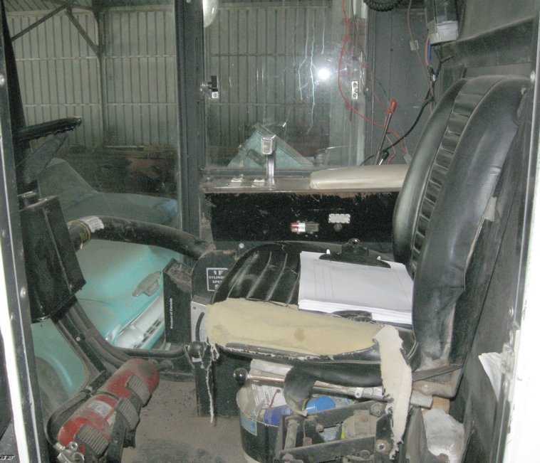 image for item 8038 1973 Gleaner L combine