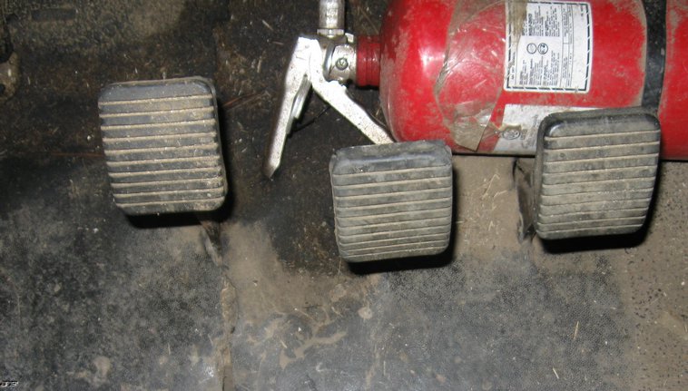 image for item 8038 1973 Gleaner L combine