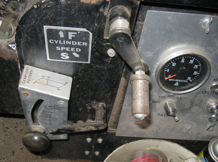 image for item 8038 1973 Gleaner L combine