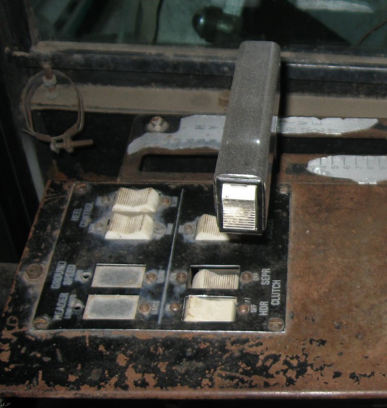 image for item 8038 1973 Gleaner L combine