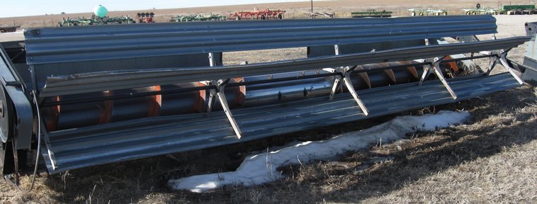 image for item 8038 1973 Gleaner L combine