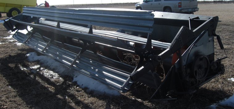 image for item 8038 1973 Gleaner L combine