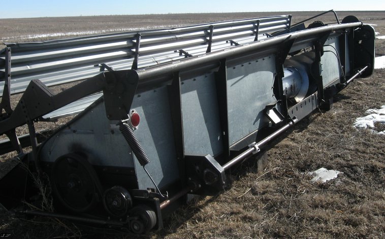 image for item 8038 1973 Gleaner L combine