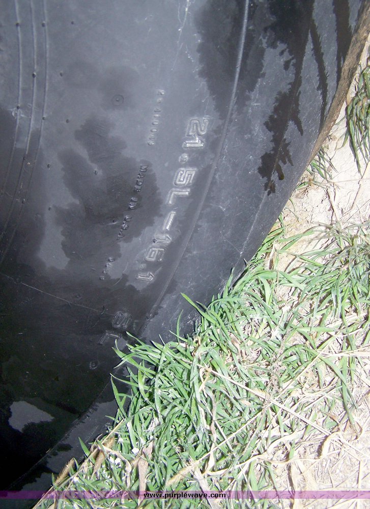 image for item 8601 2008 John Deere 568 round baler