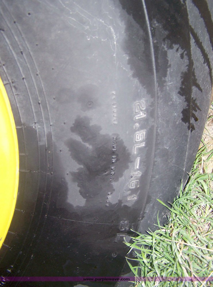 image for item 8601 2008 John Deere 568 round baler