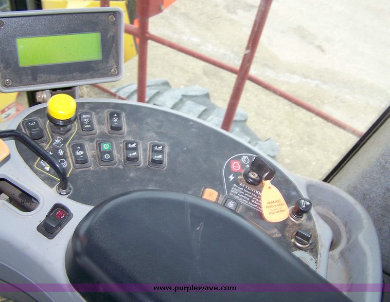 image for item 8602 2007 New Holland HW365 self propelled swather