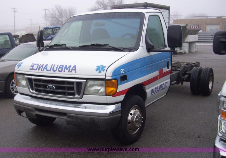 image for item 4126 2003 Ford E450 super duty ambulance chassis