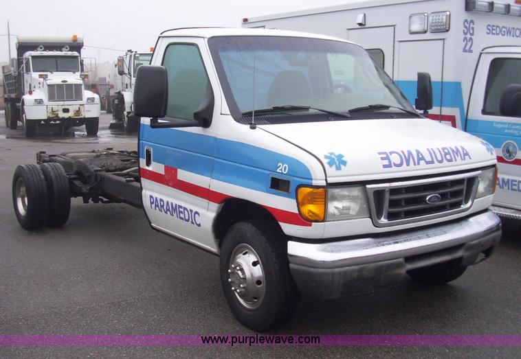 image for item 4126 2003 Ford E450 super duty ambulance chassis