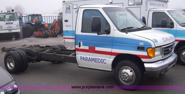 image for item 4126 2003 Ford E450 super duty ambulance chassis