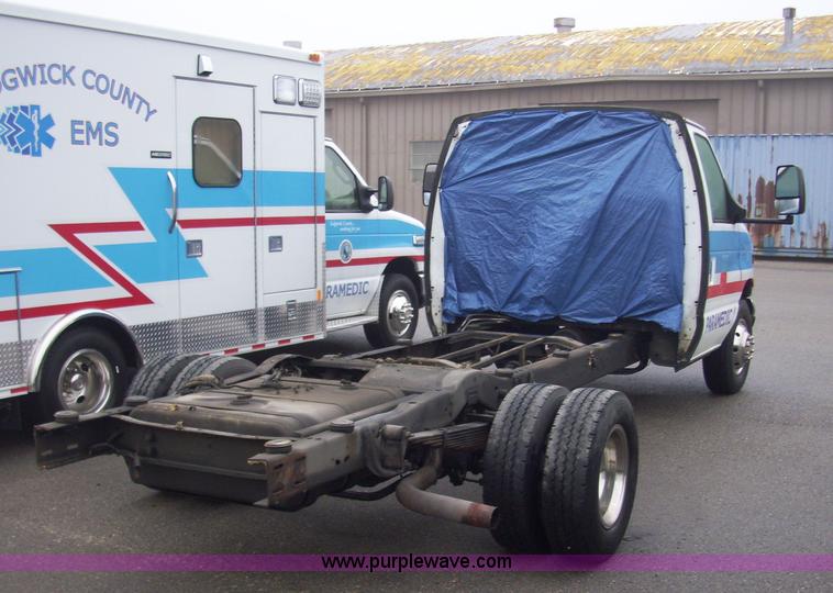 image for item 4126 2003 Ford E450 super duty ambulance chassis