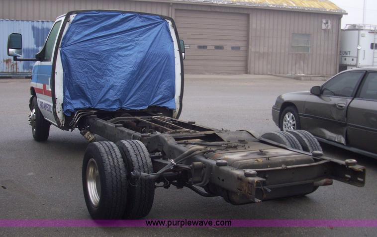 image for item 4126 2003 Ford E450 super duty ambulance chassis