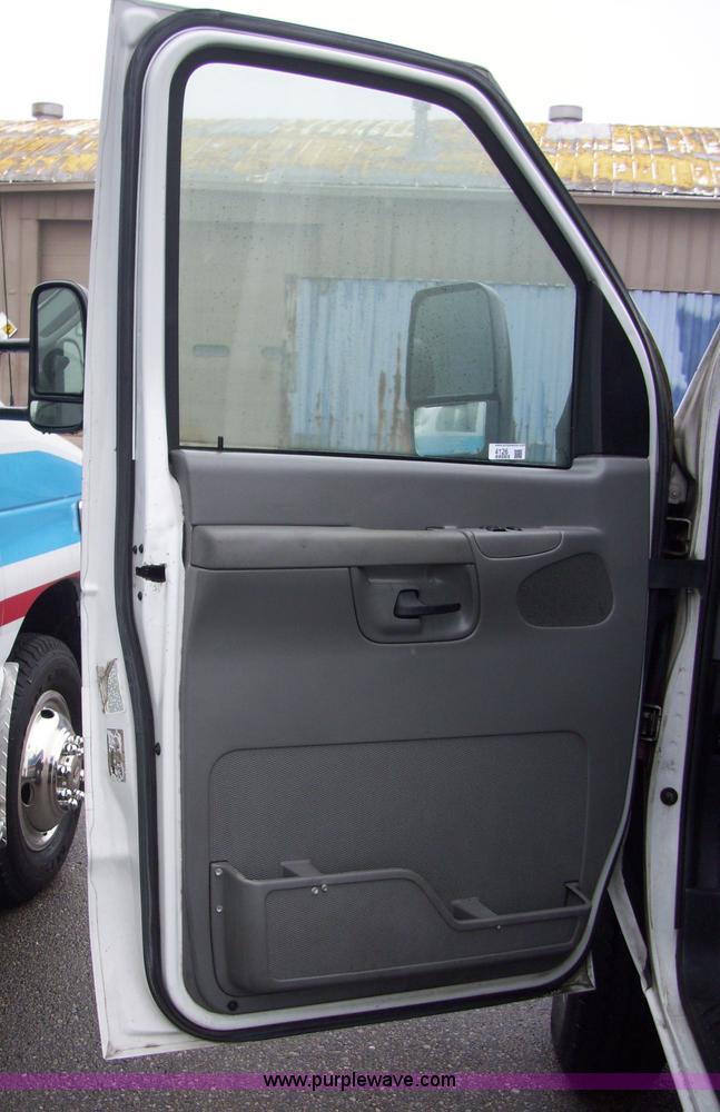 image for item 4126 2003 Ford E450 super duty ambulance chassis