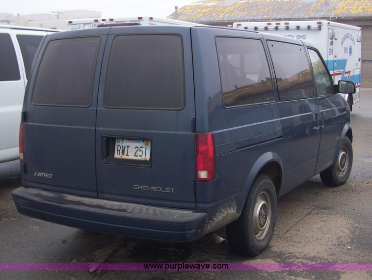 image for item 4132 1999 Chevrolet Astro van