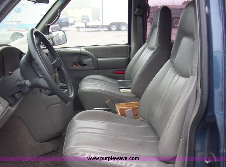 image for item 4132 1999 Chevrolet Astro van