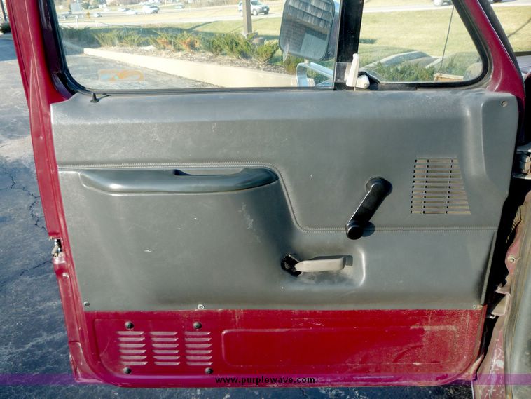 image for item 5098 1991 Ford F150 pickup truck