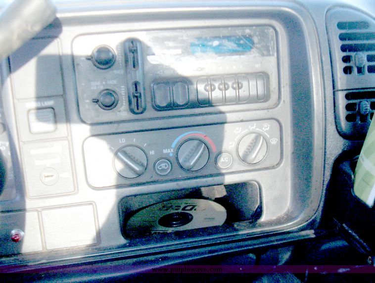 image for item 5253 1998 Chevrolet C2500 pickup