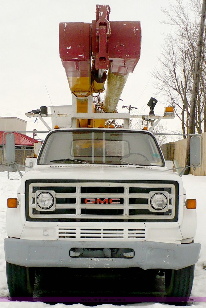 image for item 5256 1989 GMC C6500 C7D042 boom truck