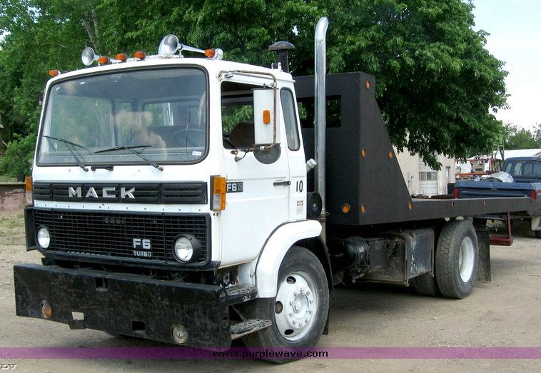 image for item 8884 1986 Volvo Mac F613 rollback with winch