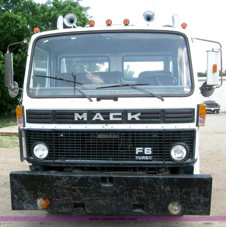 image for item 8884 1986 Volvo Mac F613 rollback with winch