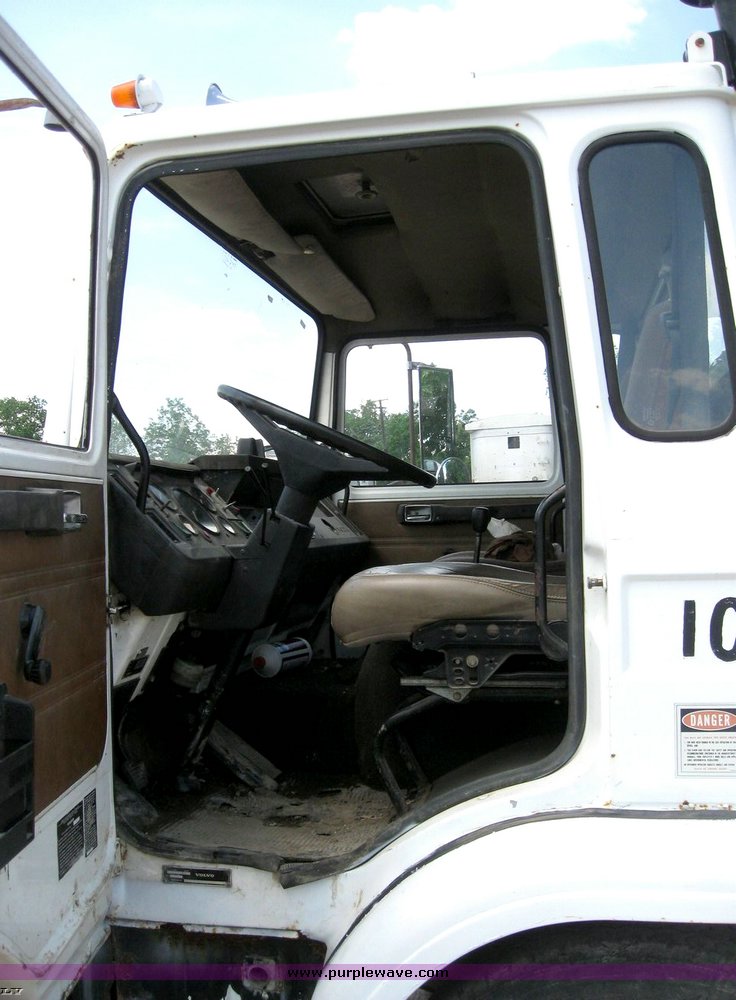 image for item 8884 1986 Volvo Mac F613 rollback with winch