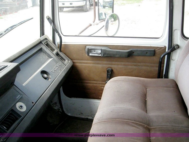 image for item 8884 1986 Volvo Mac F613 rollback with winch