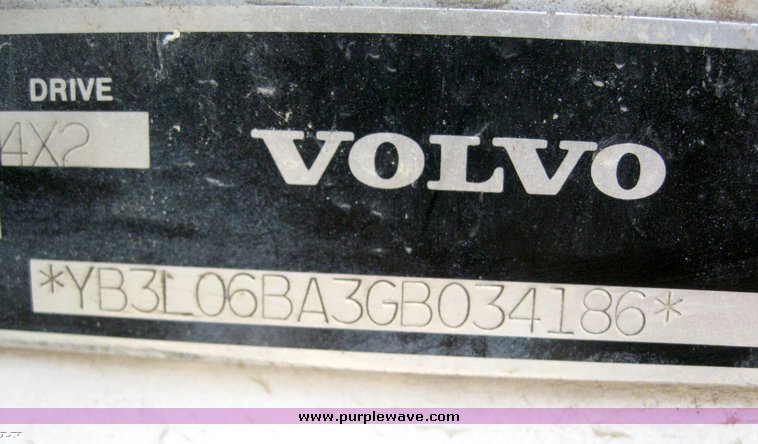 image for item 8884 1986 Volvo Mac F613 rollback with winch