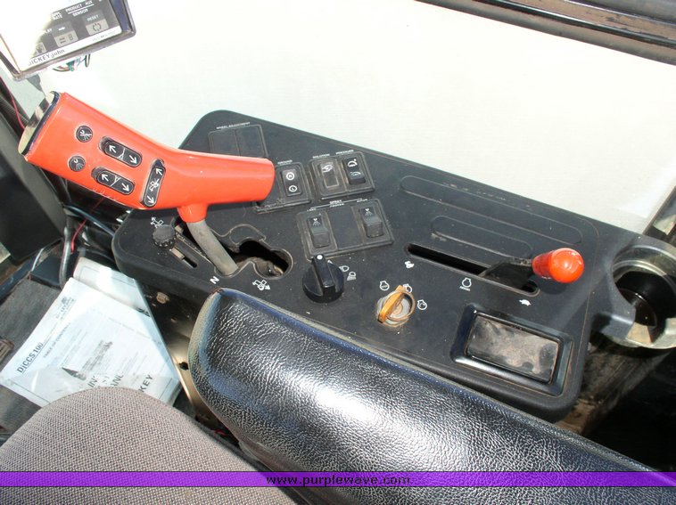 image for item 1101 1995 John Deere 6500 sprayer