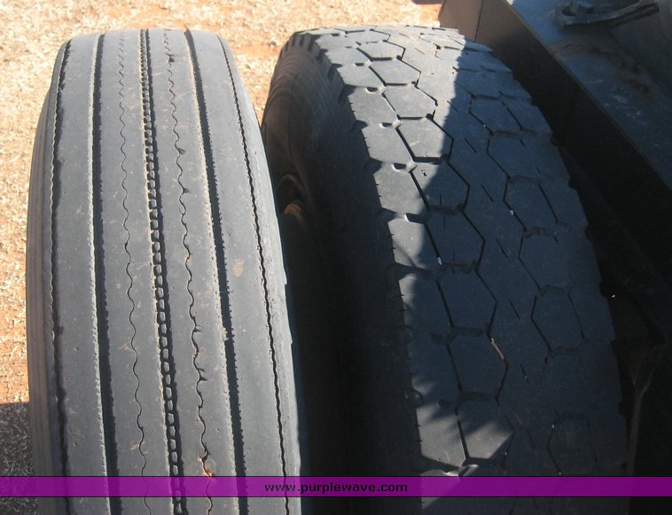 image for item 3812 Single axle semi trailer dolly