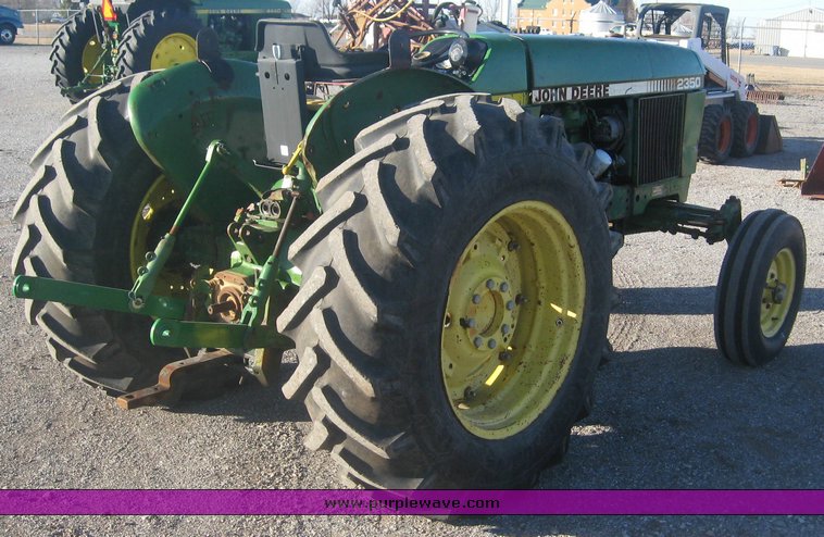 image for item 3814 1983 John Deere 2350 tractor
