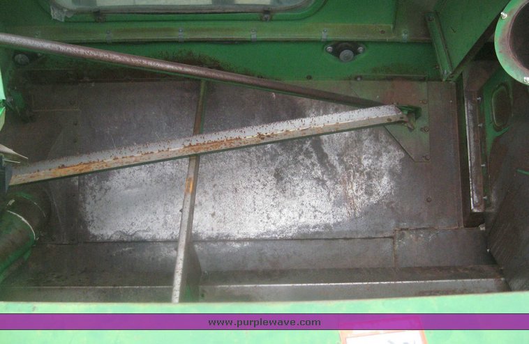 image for item 8990 1989 John Deere 9600 combine