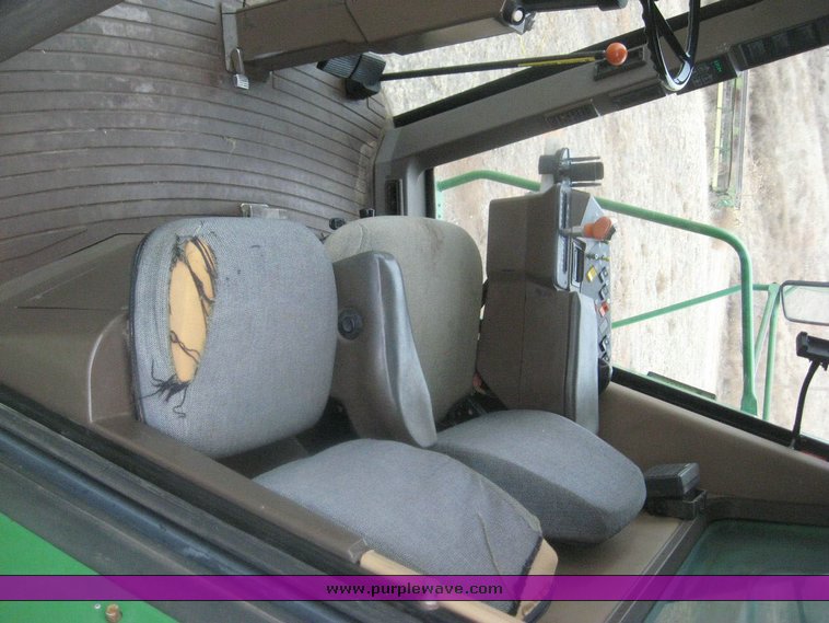 image for item 8990 1989 John Deere 9600 combine