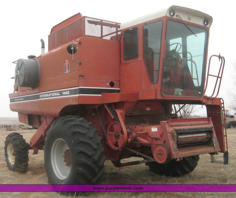 image for item 8992 1979 International 1480 combine