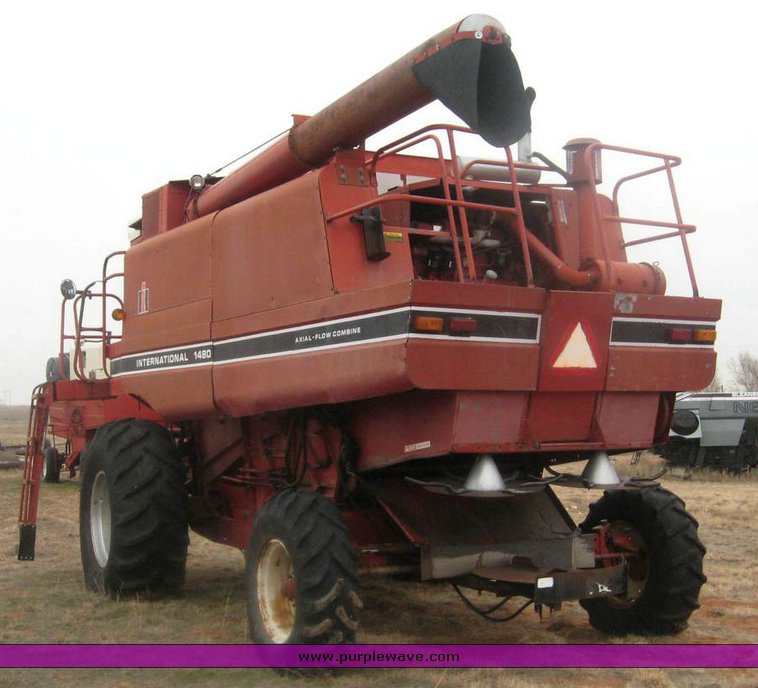 image for item 8992 1979 International 1480 combine