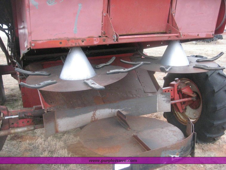 image for item 8992 1979 International 1480 combine