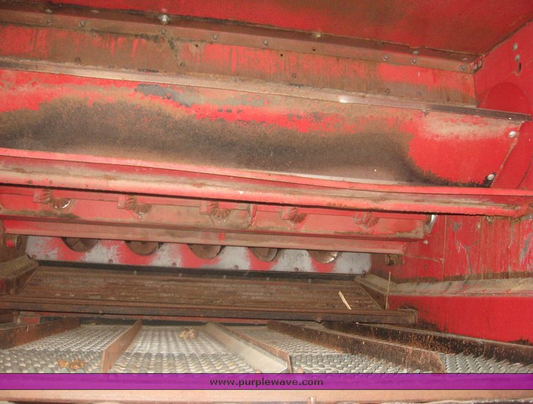 image for item 8992 1979 International 1480 combine