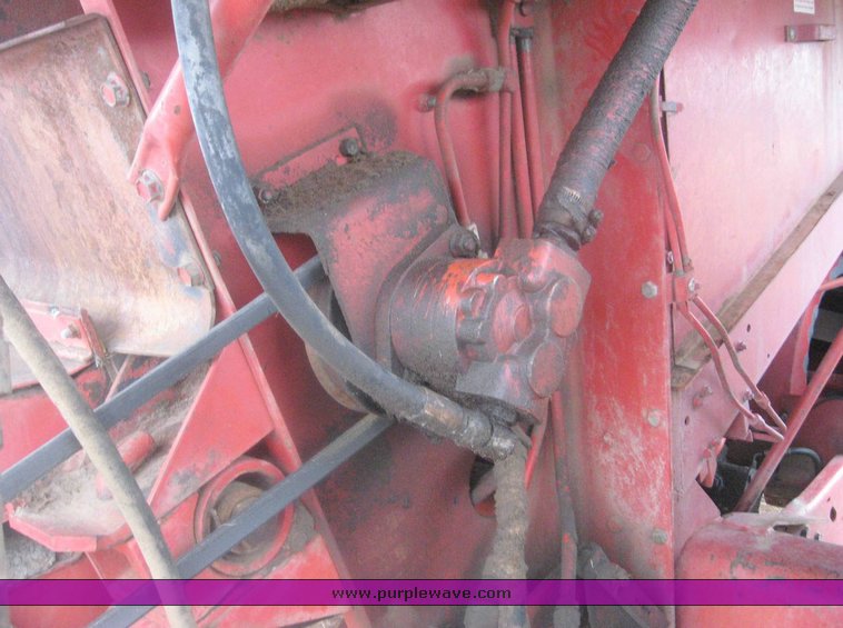 image for item 8992 1979 International 1480 combine