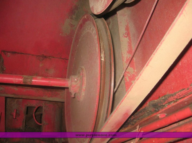 image for item 8992 1979 International 1480 combine