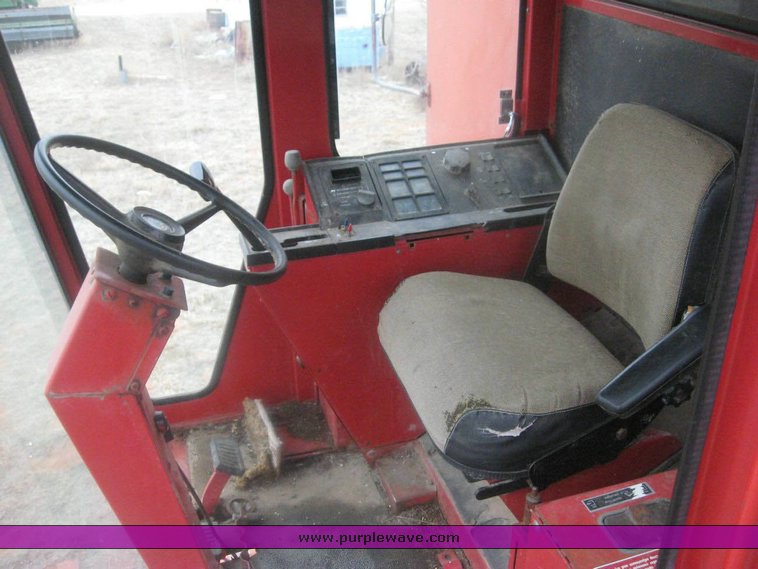 image for item 8992 1979 International 1480 combine