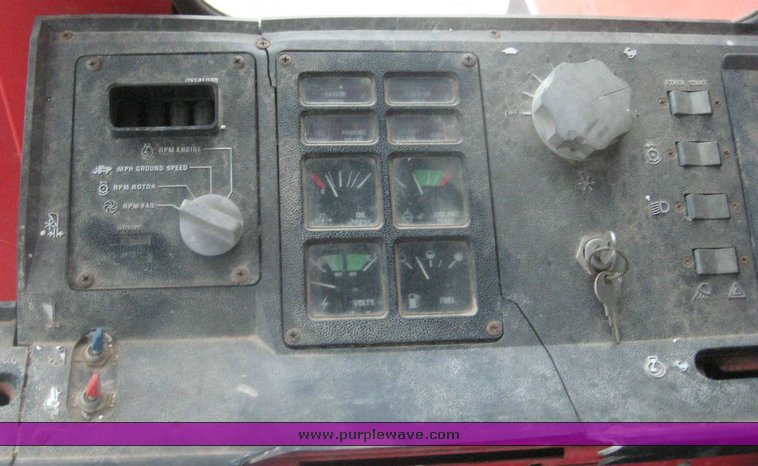 image for item 8992 1979 International 1480 combine