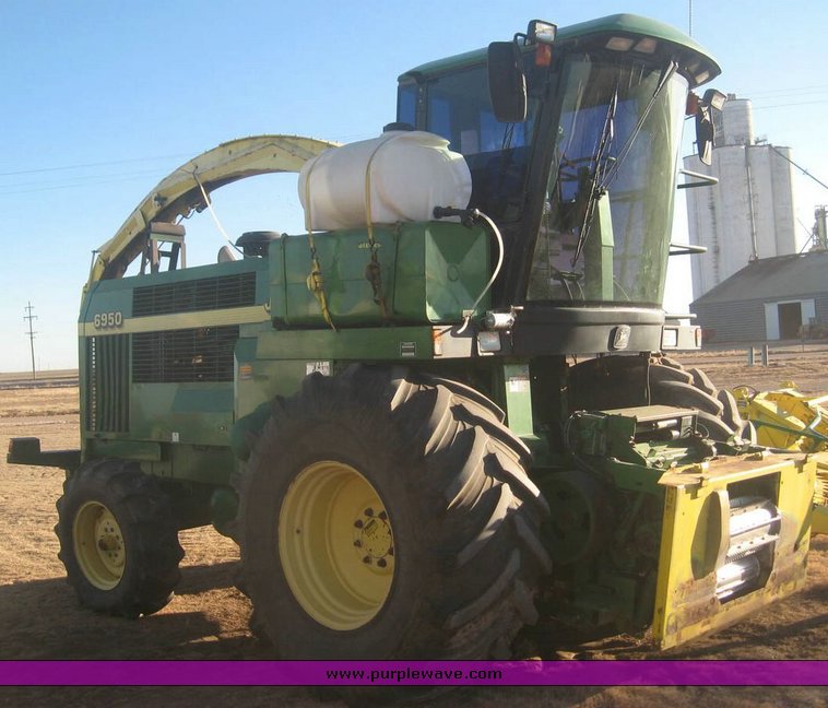 image for item 8995 2000 John Deere 6950 forage harvester