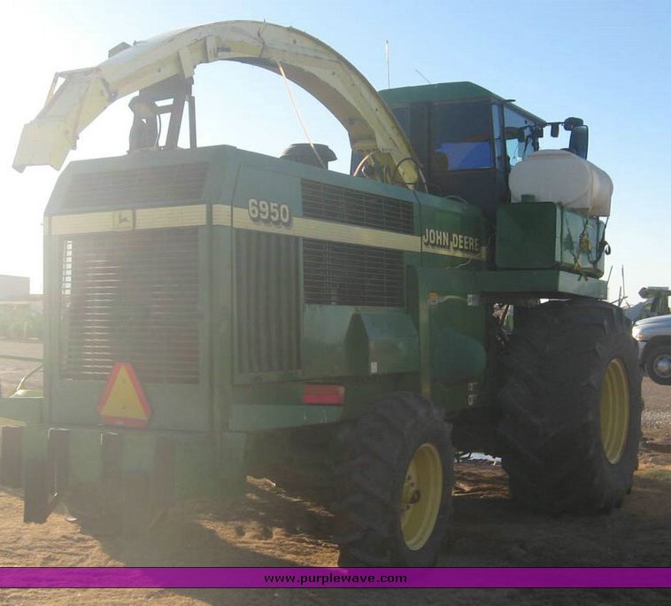 image for item 8995 2000 John Deere 6950 forage harvester