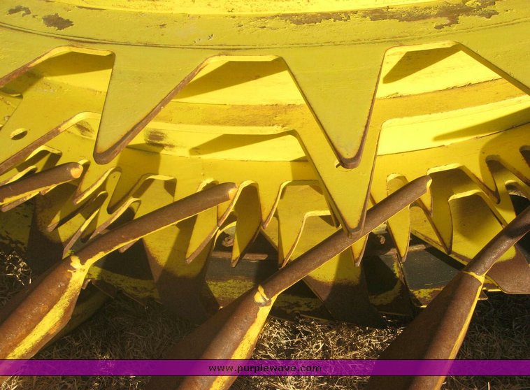 image for item 8996 John Deere 676 Kemper style forage head