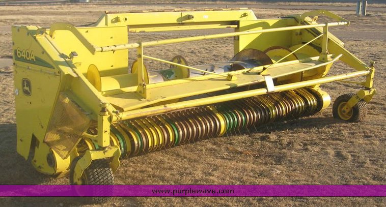 image for item 8997 2003 John Deere 640A forage pickup head