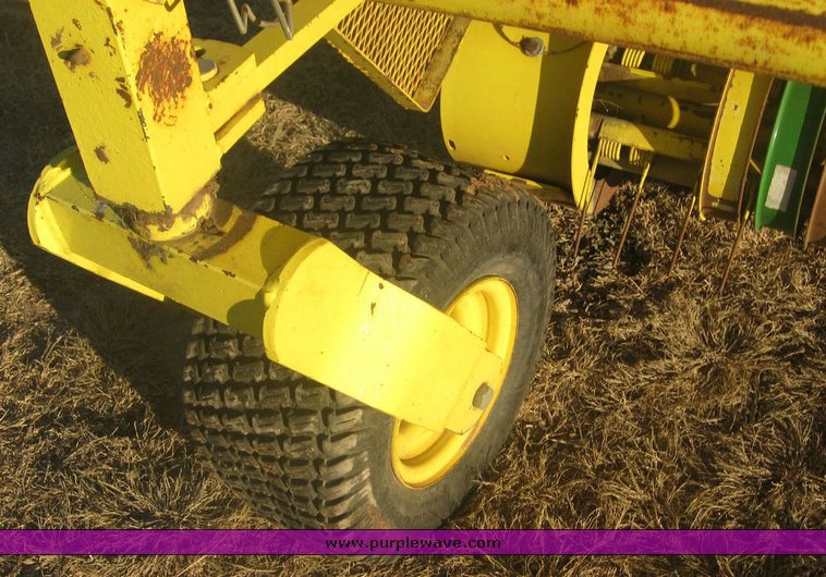 image for item 8997 2003 John Deere 640A forage pickup head