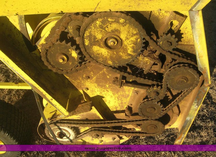 image for item 8997 2003 John Deere 640A forage pickup head