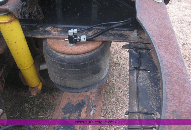 image for item 8998 1992 Peterbilt Conventional 377 semi truck with sleeper