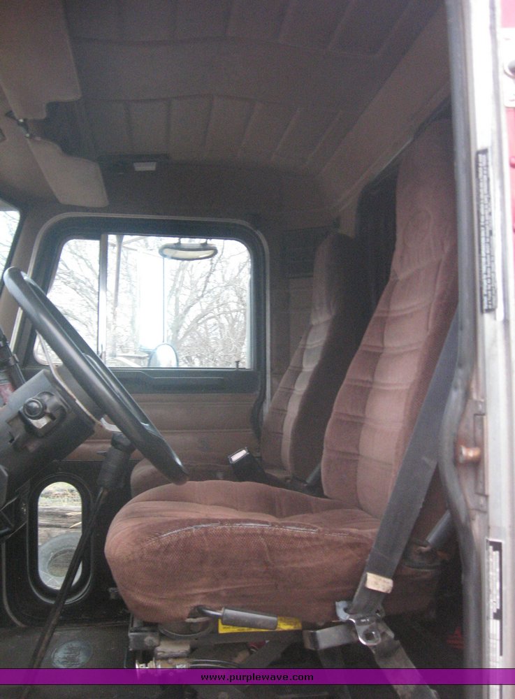 image for item 8998 1992 Peterbilt Conventional 377 semi truck with sleeper